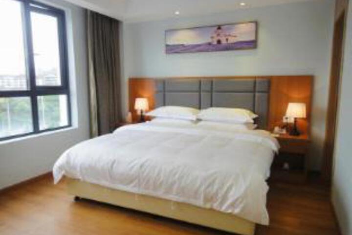 Room 7 of 9