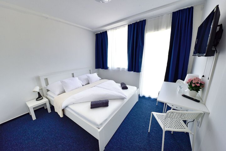 Room 3 of 27
