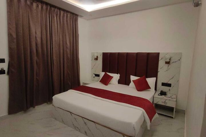 Room 6 of 30