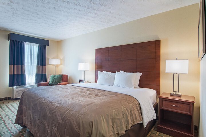 1 King Bed Accessible (7 of 10)