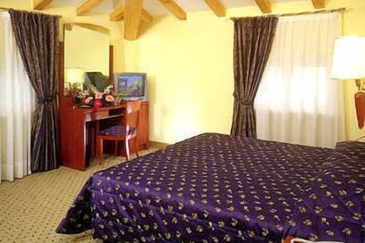 Room 6 of 25