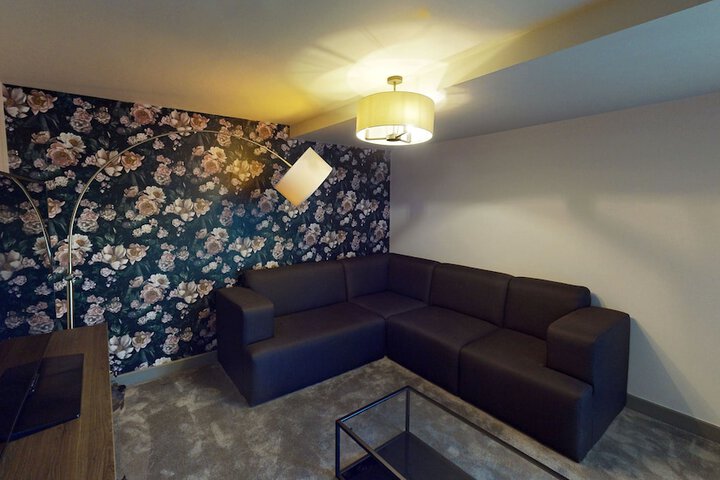 Room 16 of 60