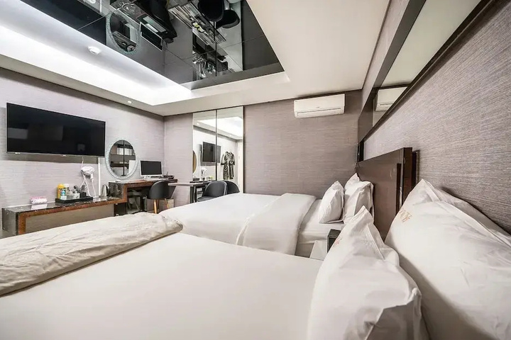 Room 2 of 9
