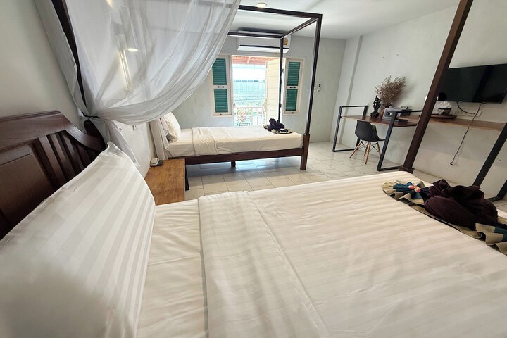 Room 8 of 115