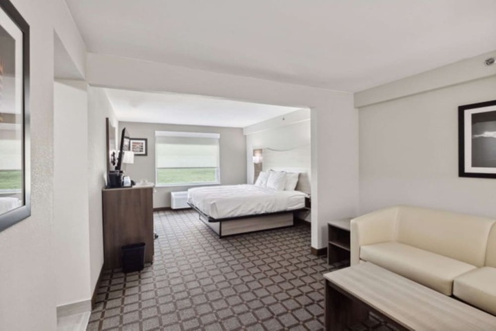 1 King Bed (4 of 5)