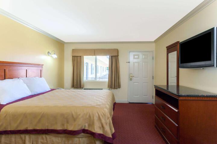 1 King Bed (1 of 9)