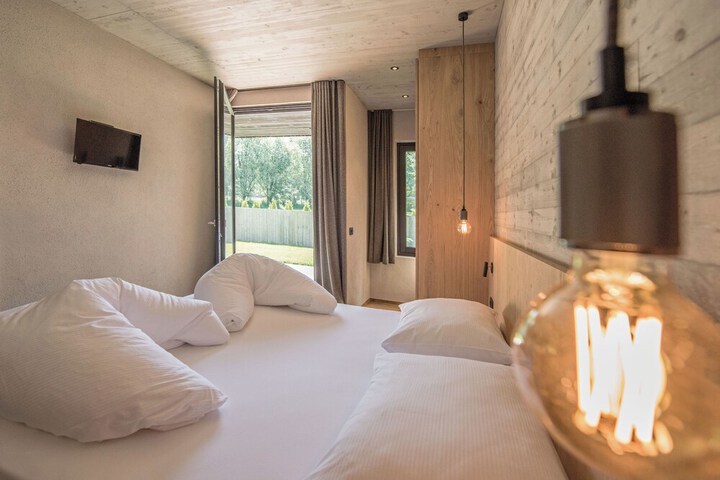 Room 3 of 107