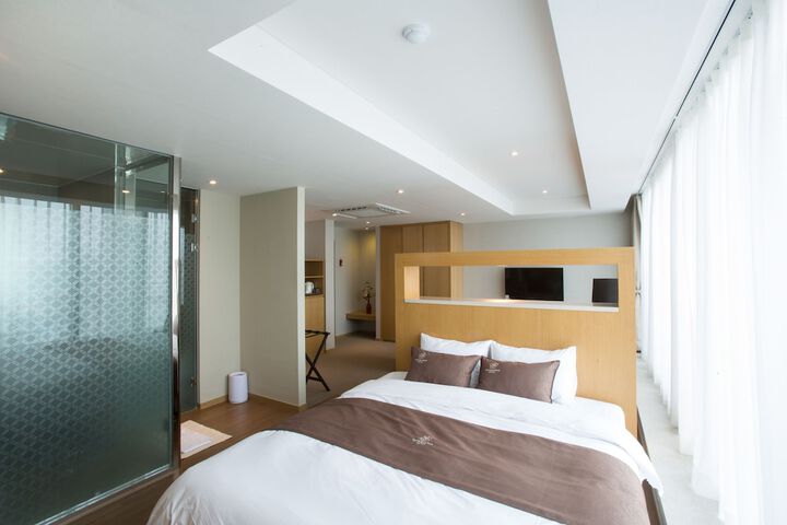 Room 9 of 145