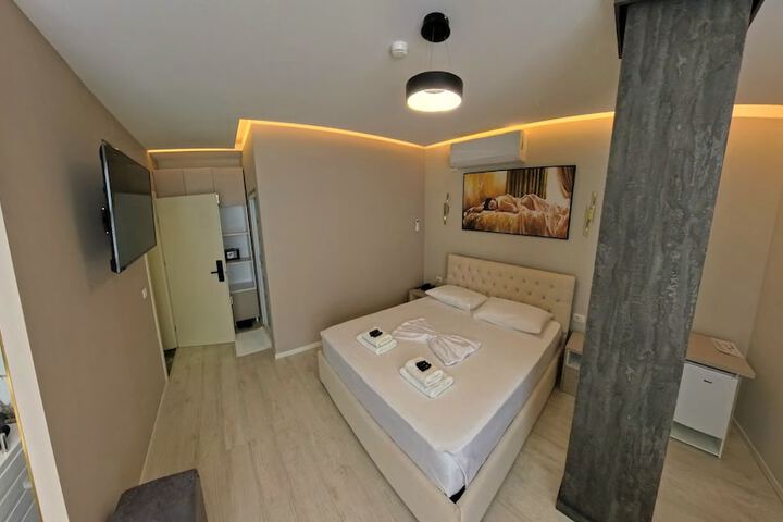 Room 6 of 77