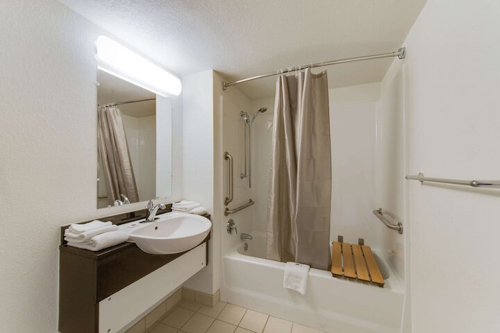 2 Double Beds (9 of 18)
