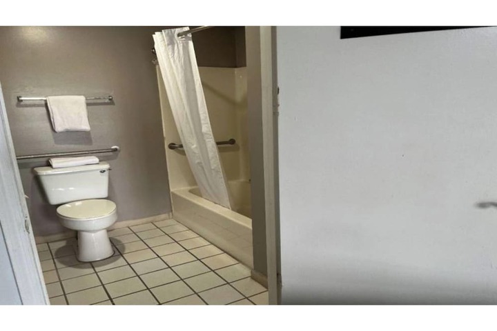 Room 27 of 40