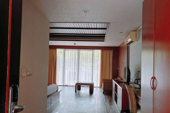 Room 16 of 72