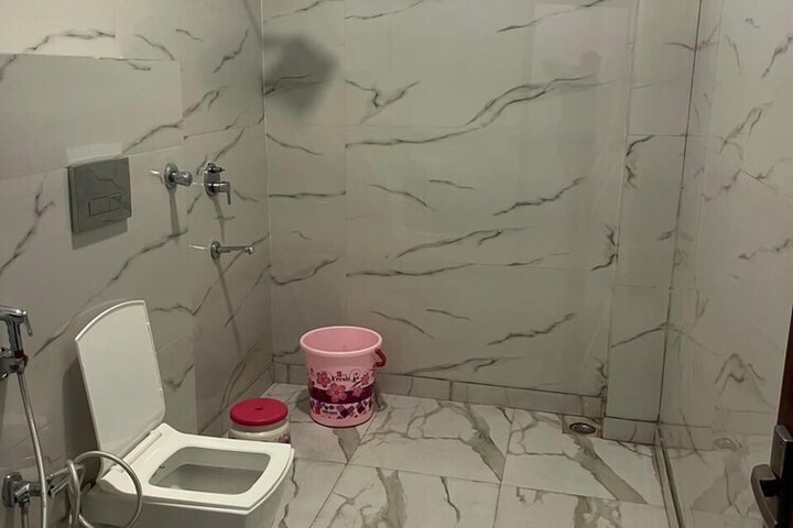 Room 5 of 8