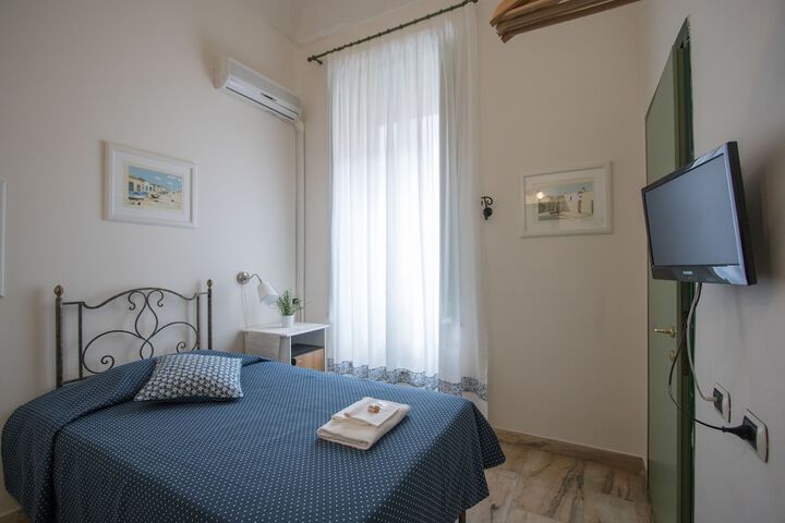 Room 8 of 33