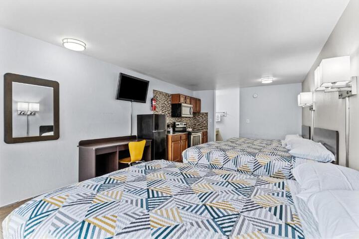 1 Queen Bed Kitchen (22 of 30)
