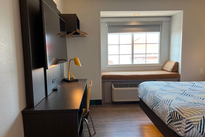 1 Queen Bed (9 of 16)