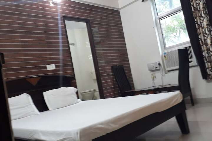 Room 9 of 15