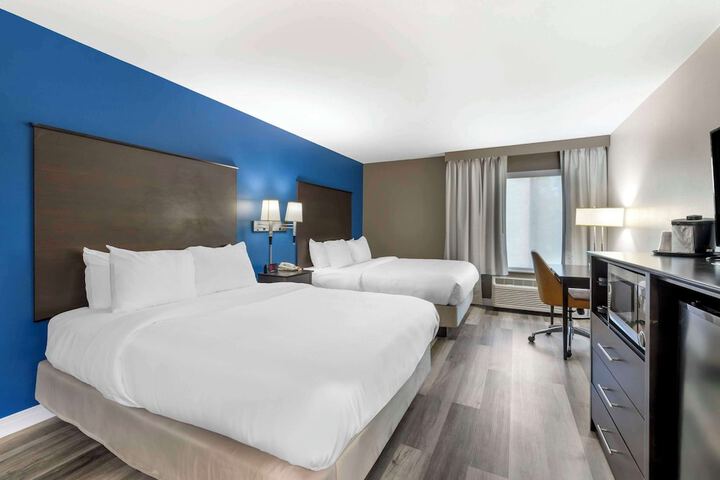 1 Queen Bed Accessible (5 of 8)