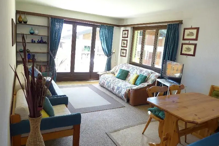 Room 6 of 12