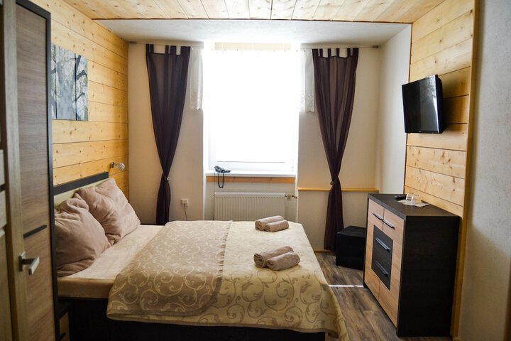 Room 12 of 77