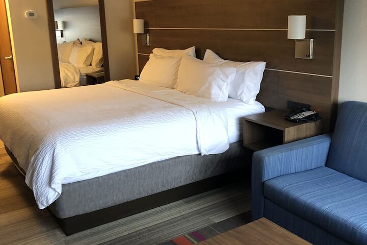 1 King Bed Standard Comm Accessible Tub (25 of 27)