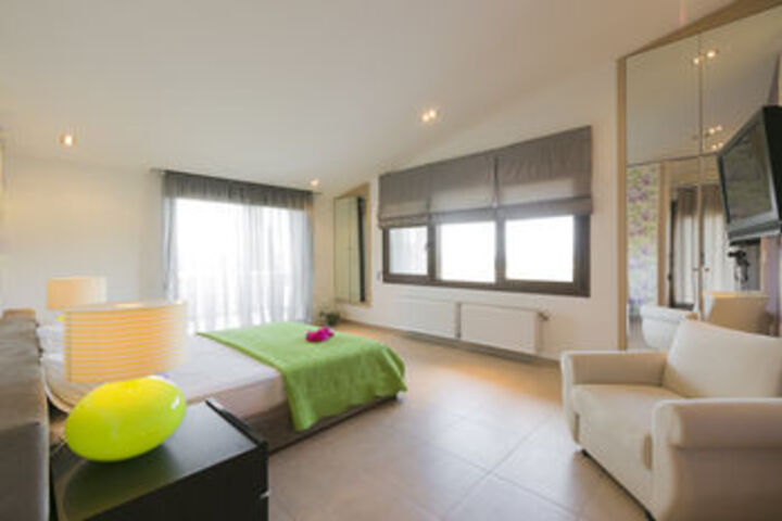 Room 32 of 85
