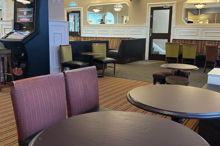 Lounge 48 of 58