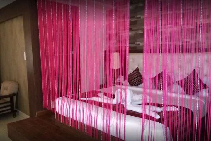 Room 6 of 8