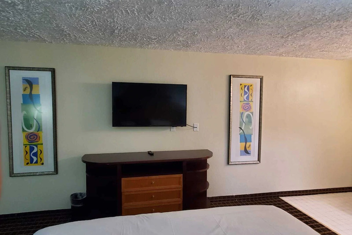 Room 4 of 6