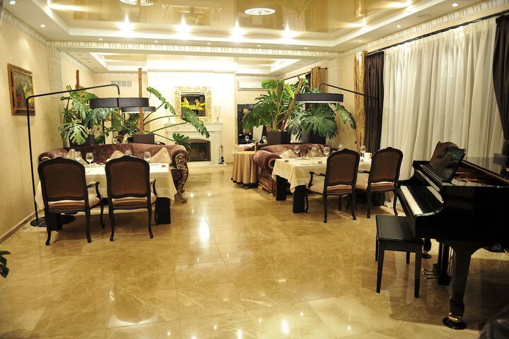 Dining 32 of 55