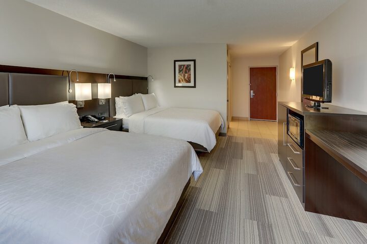 2 Queen Beds (7 of 12)