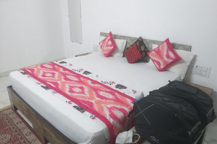 Room 4 of 9