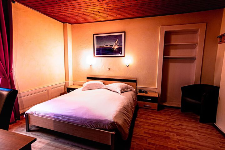 Room 9 of 28