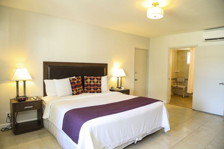 1 King Bed (4 of 5)