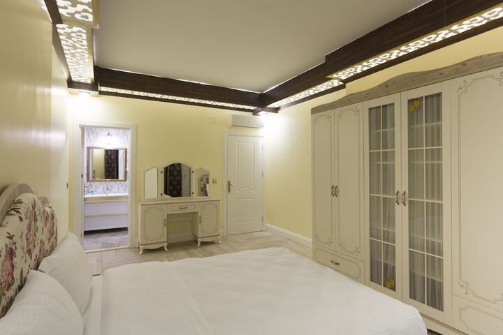 Room 13 of 30