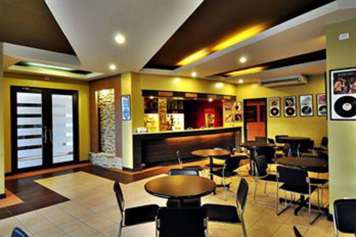 Lounge 14 of 32