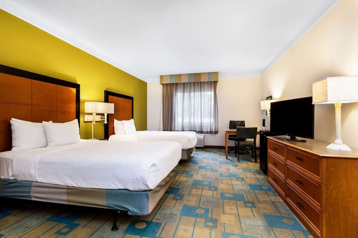 2 Double Beds (9 of 13)