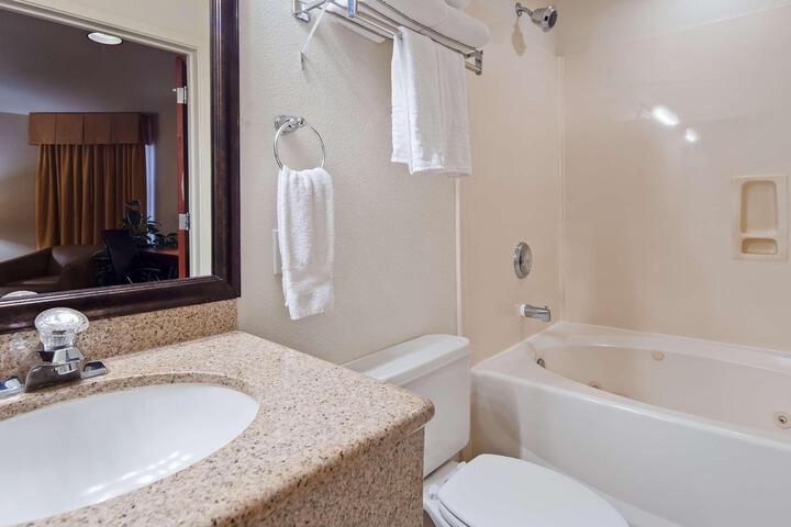 2 Queen Accessible Bathtub Microwave and Refrigerator WiFi Full Breakfast (2 of 6)