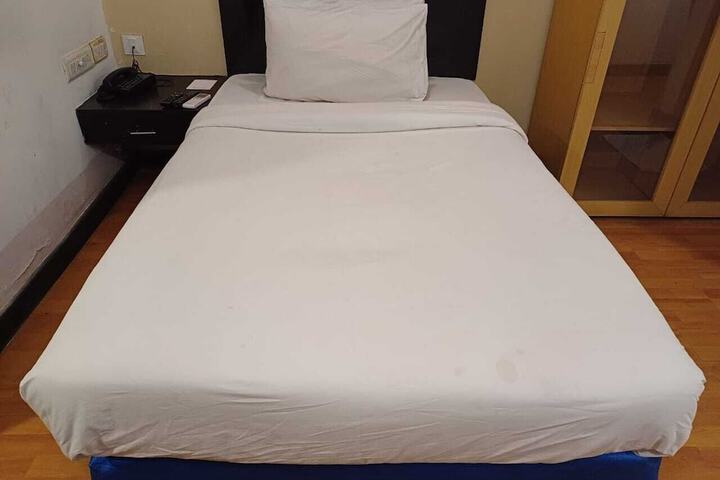 Room 4 of 10