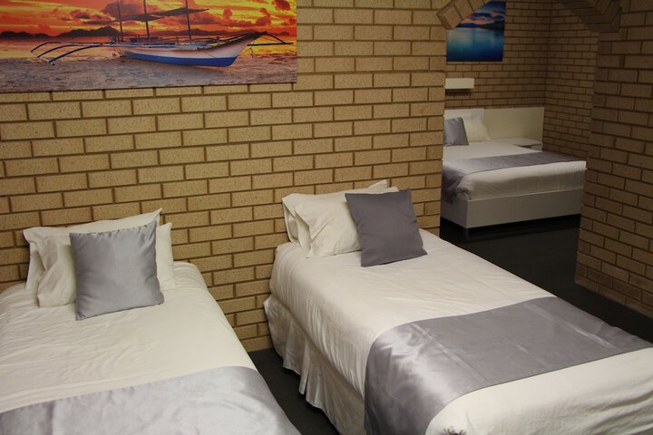 Room 4 of 33