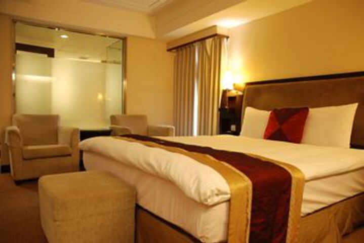 Room 32 of 82