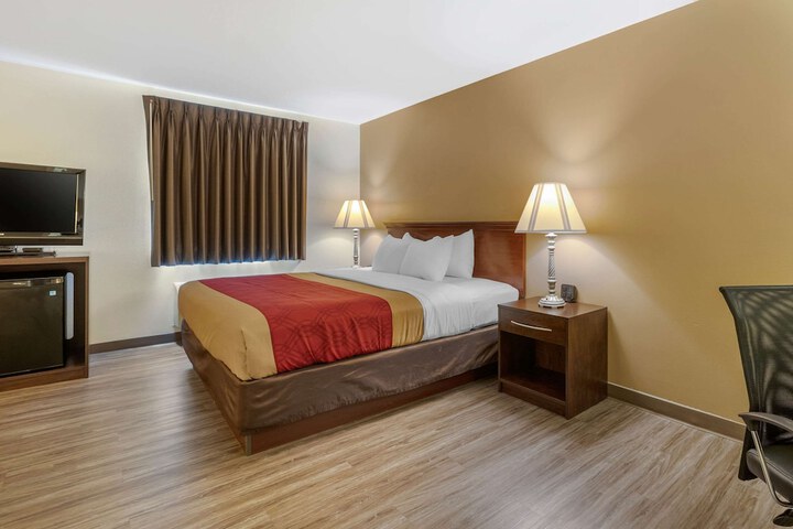 1 King Bed (10 of 14)
