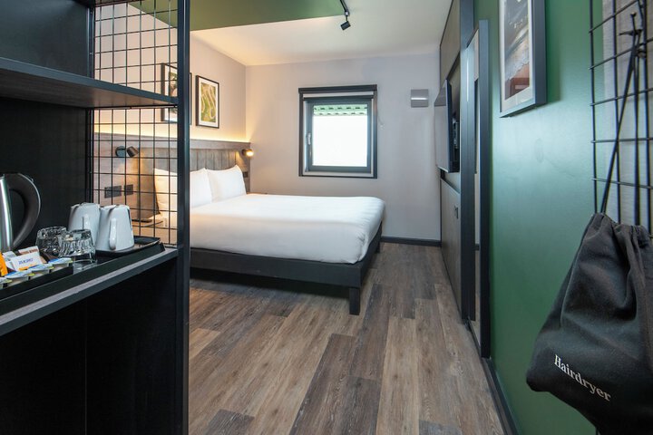 Room 7 of 98