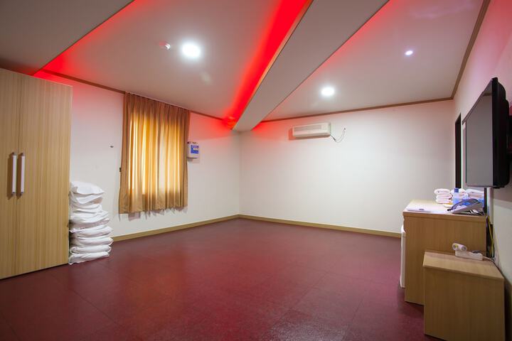 Room 16 of 31