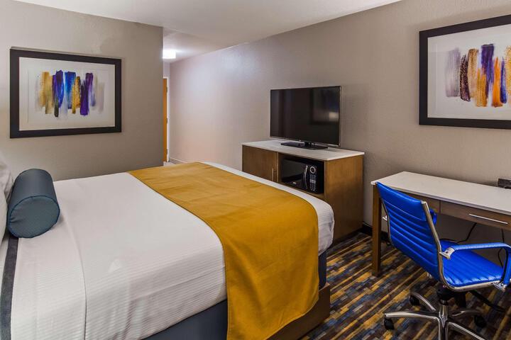 Accessible 1 Queen Mobility Accessible Bathtub Microwave and Refrigerator Full Breakfast (12 of 14)