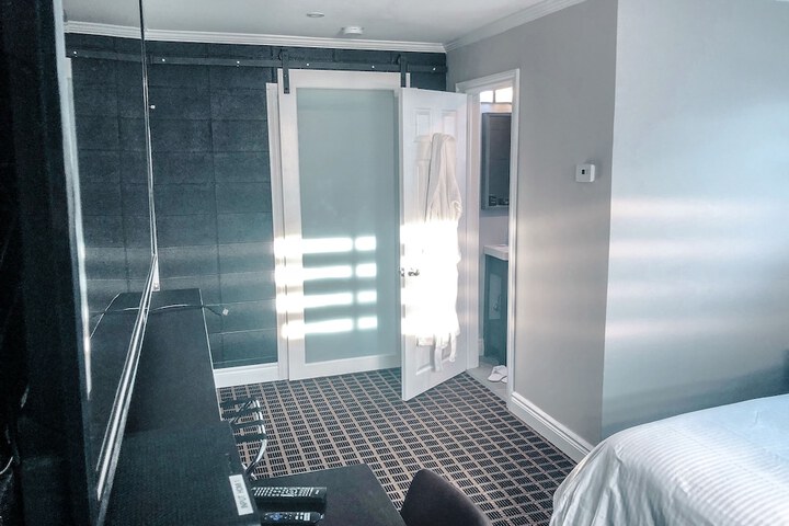 Room 10 of 29