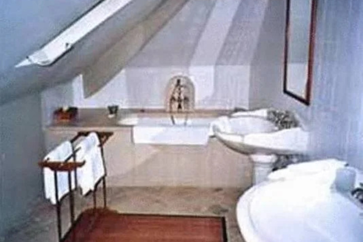 Room 6 of 12