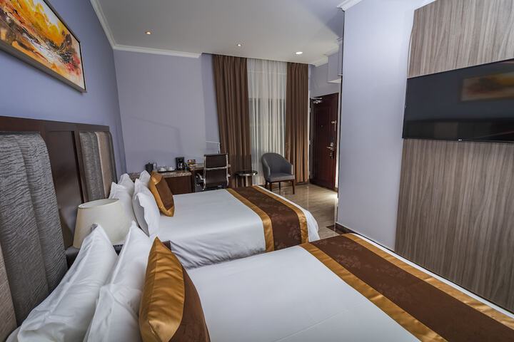 Room 8 of 33