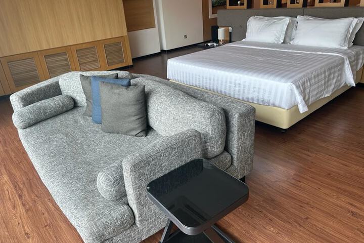 Room 3 of 80