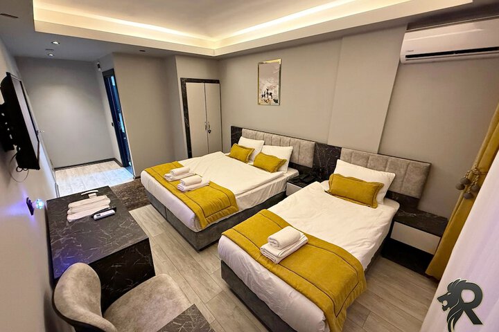 Room 4 of 11